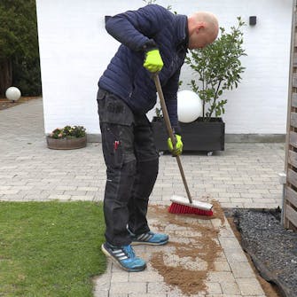 Fliserne skrider: Nu kan du feje frisk fugesand ned mellem fliserne Fliserne skrider: Nu kan du feje frisk fugesand ned mellem fliserne